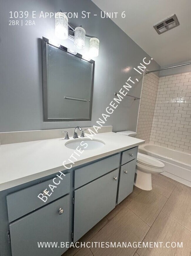 Building Photo - 1039 E Appleton St