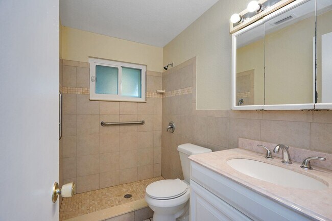 Building Photo - 2716 SW 46th St