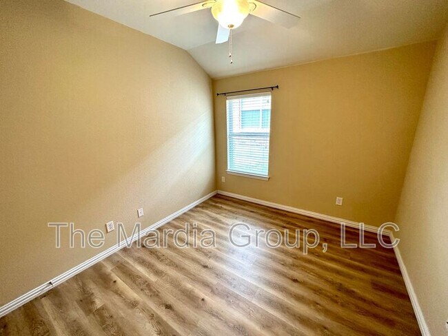 Building Photo - 221 Creekwood Dr
