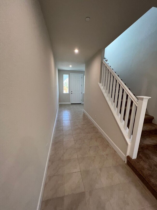 Building Photo - Newer 4 Bedroom Solar Home in Rocklin! Eas...