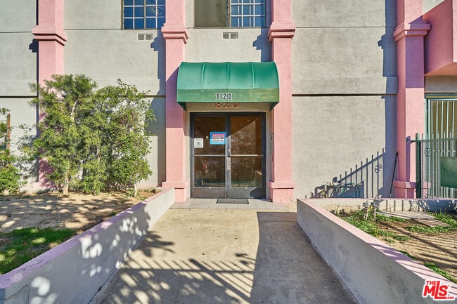 Building Photo - 820 S St Andrews Pl