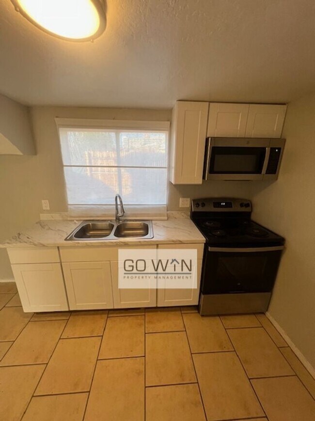 Building Photo - 1836 E Harvard St