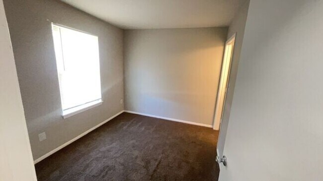 Building Photo - 2Br/2Ba Townhome in the J-town/Ferncreek area