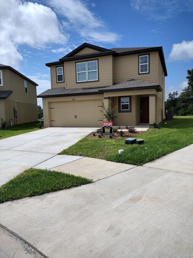 Building Photo - Beautiful 4 bedroom 2.5 Bathroom House For...