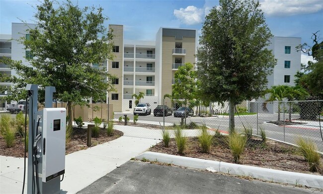 Building Photo - 1709 N Tamiami Trl