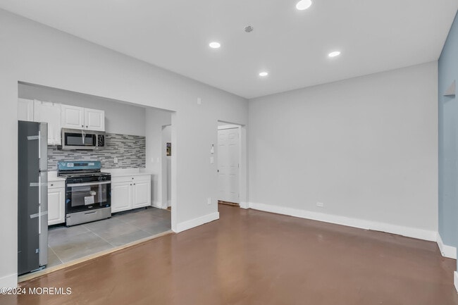 Building Photo - 922 4th Ave