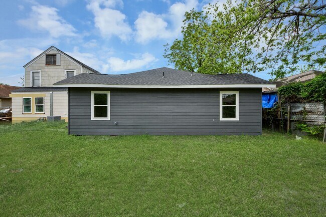 Building Photo - 7021 Canal St