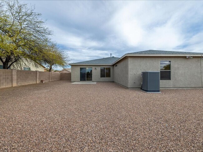 Building Photo - 3 Bedroom 2 Bathroom with Den