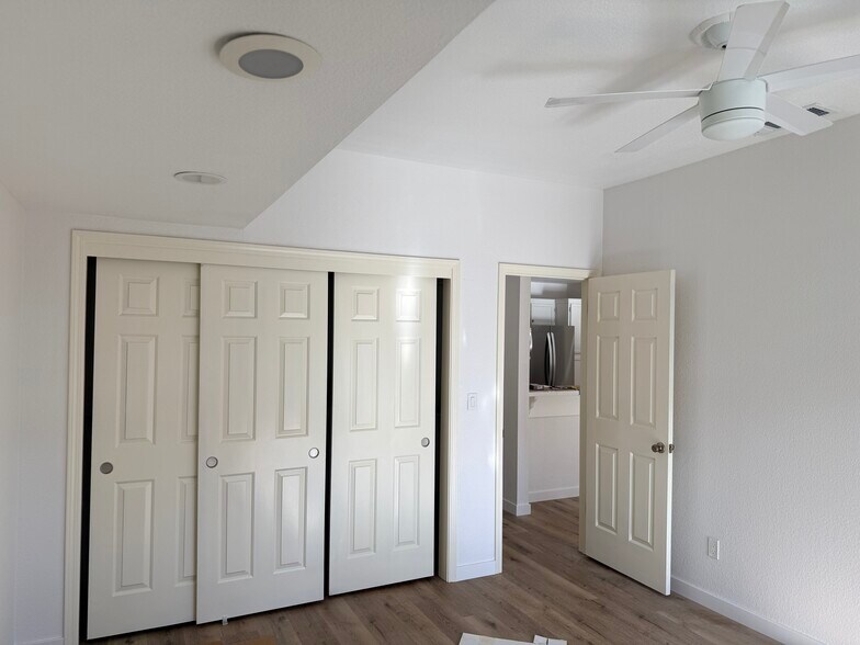 Building Photo - 1701 Parkview Green Cir