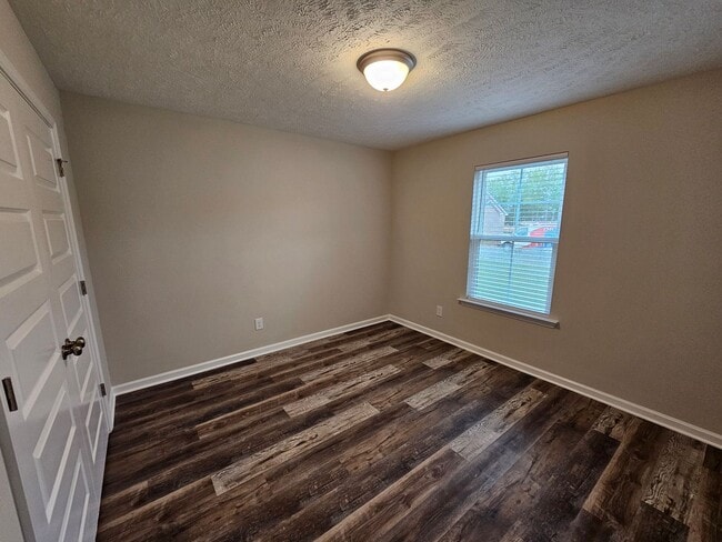 Building Photo - LUXURY 3 BEDROOM RANCH STYLE HOME IN SCENIC FOX RUN