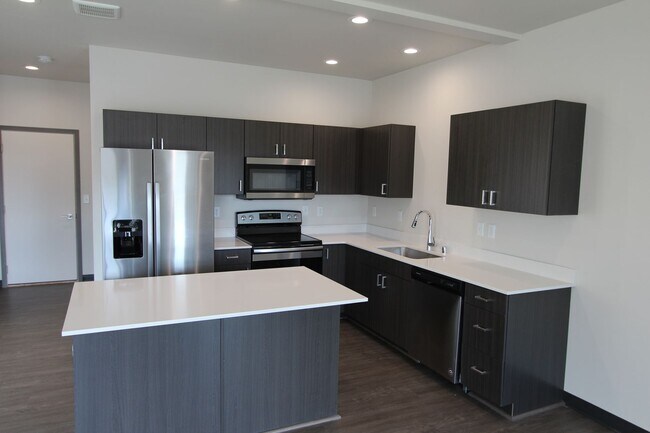 Building Photo - Modern design 3 bed, 2.5 bath duplex