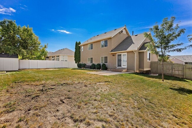 Building Photo - Spacious 4 Bedroom 3 Bathroom Layton Home
