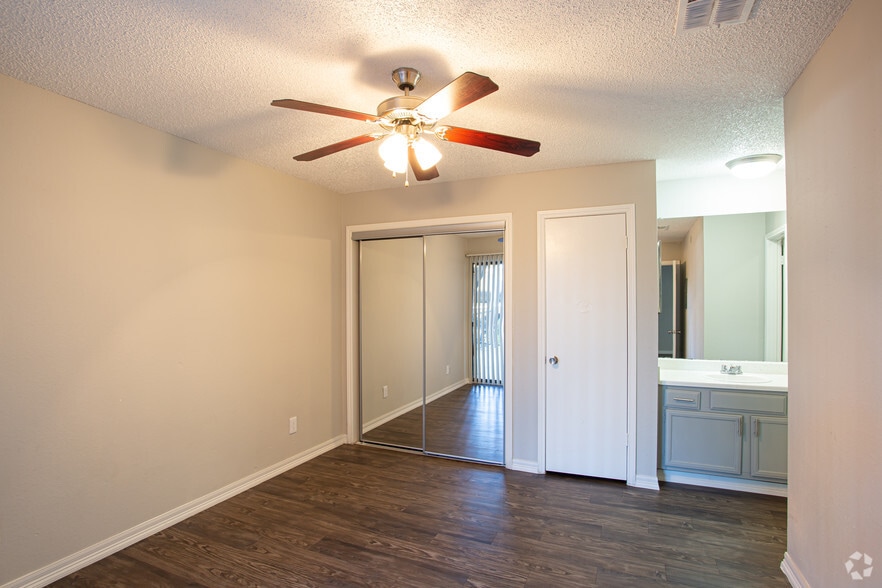 1BR, 1BA - 481 SF - The Reserve