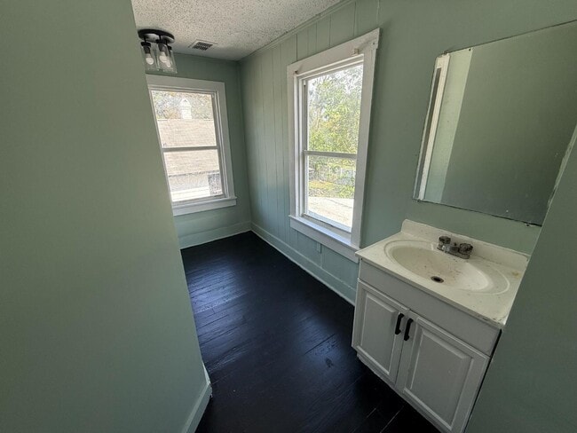 Building Photo - 750 Escambia St