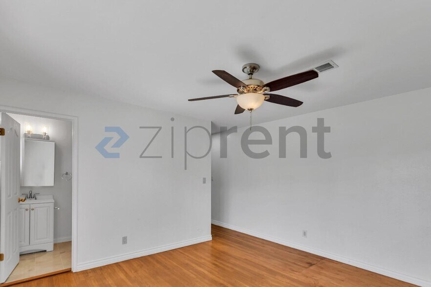 Building Photo - Unit