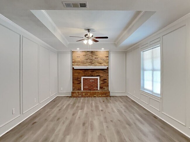 Building Photo - Spacious 3-Bed, 2-Bath Home with Garage, F...