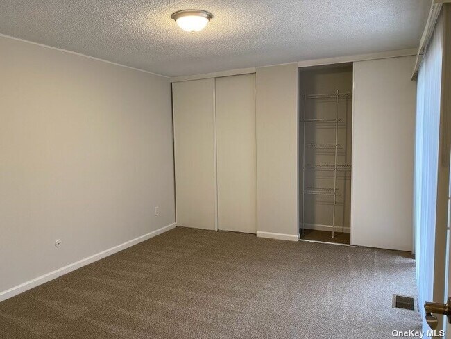 Building Photo - 232 Springmeadow Dr