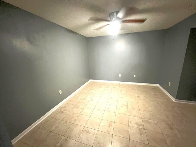 Building Photo - Move in Special!!!!!! Newly renovated 2 Be...