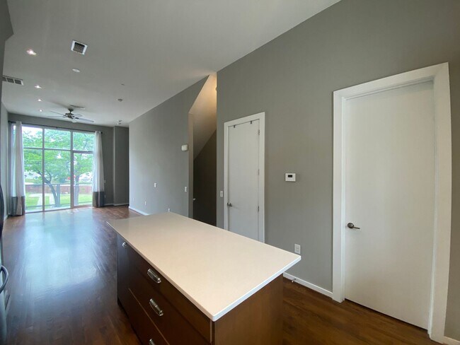 Building Photo - Live in the Heart of the Pearl District – ...