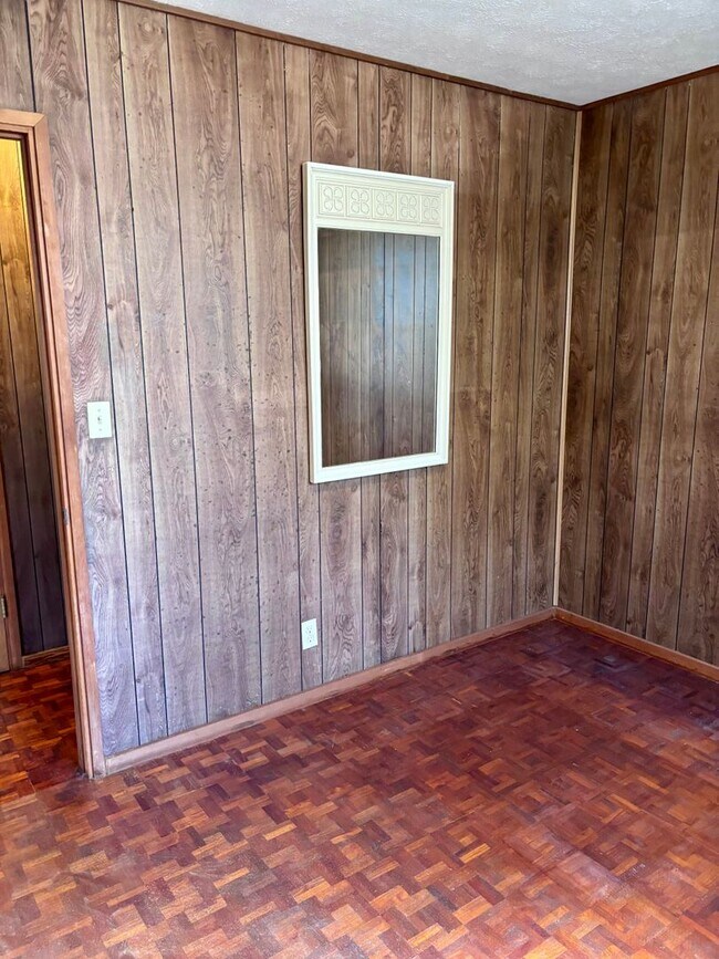 Building Photo - Available September 9, 2026 | A 3 Bedroom + Den, 1.5 bath duplex with 2 parking nested in Kaimuki
