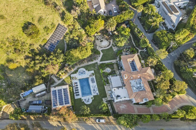 Building Photo - 23255 Mariposa De Oro St