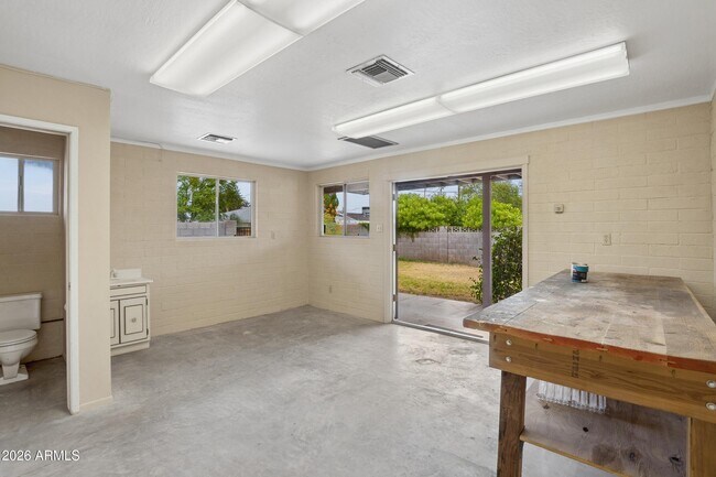 Building Photo - 1014 E Balboa Cir