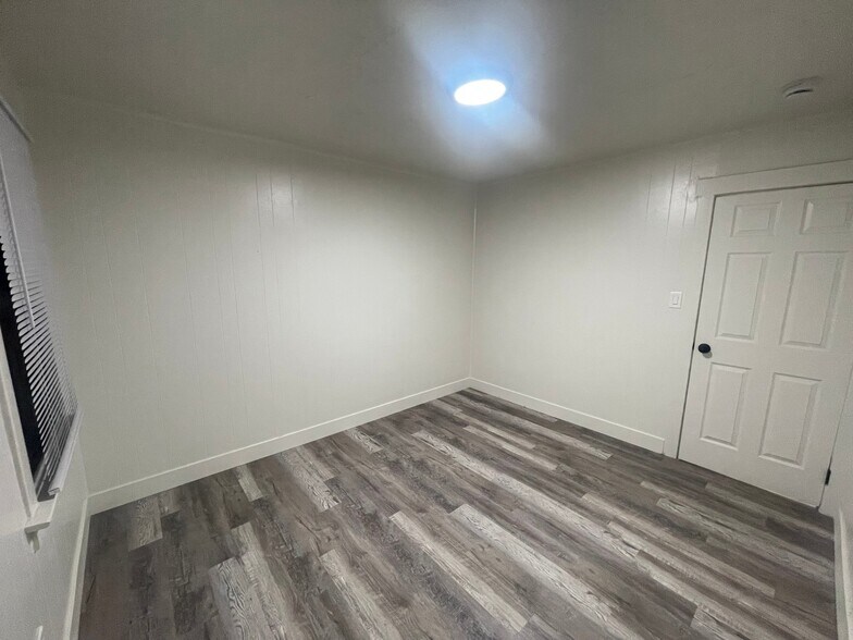 Building Photo - 1291 E Villa Vis Ave