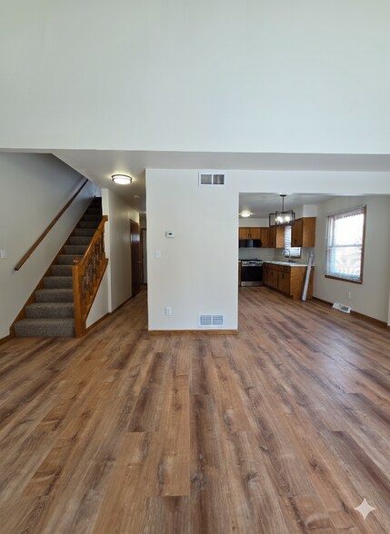 Building Photo - 2002 Madera St