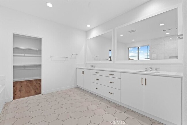 Building Photo - 35963 Bertain Dr