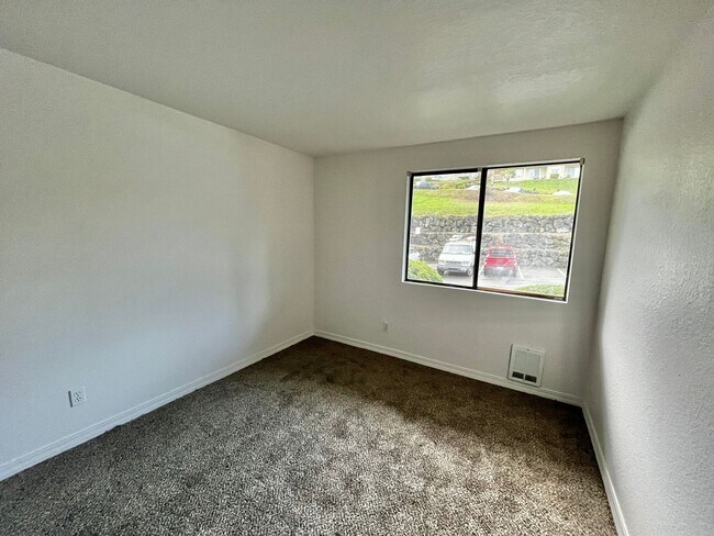 Building Photo - Fresh Paint and New Carpet in this Sunn Fjord Condo!
