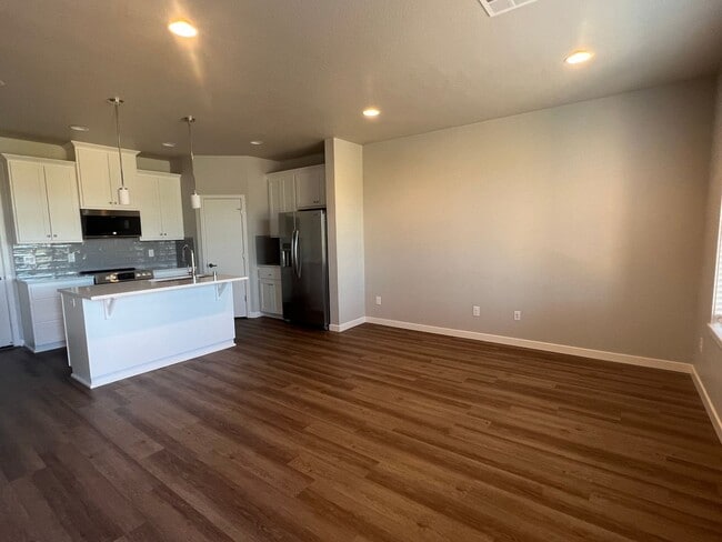 Building Photo - Beautiful, Newer Townhome!  Walking distance to many amenities.