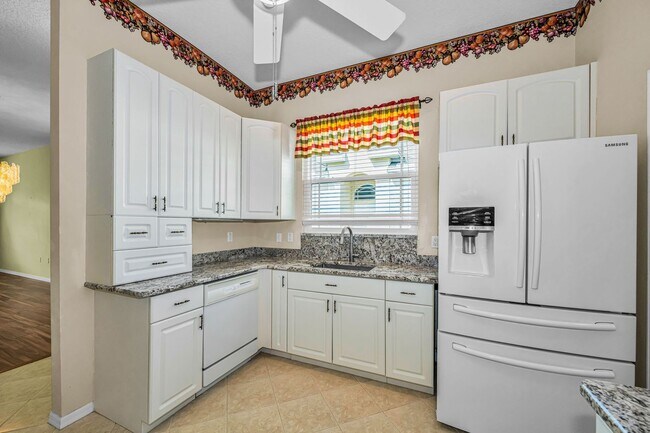 Building Photo - Beautifully Updated Villa