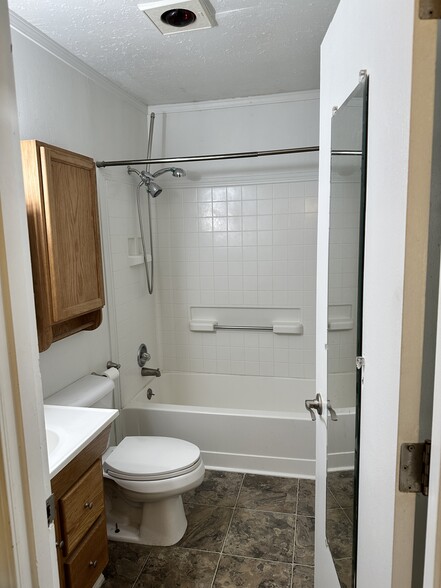 Bath - 3222 Muriel Pl