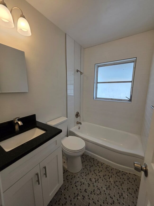 Building Photo - Marina District - 2 Bedroom 1 Bath