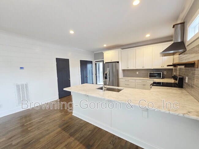 Building Photo - 668 A James Avenue