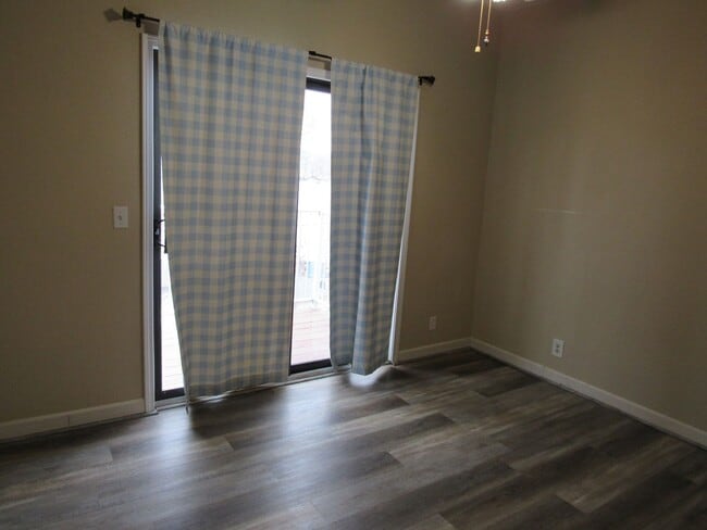 Building Photo - 4 bedroom lake view home