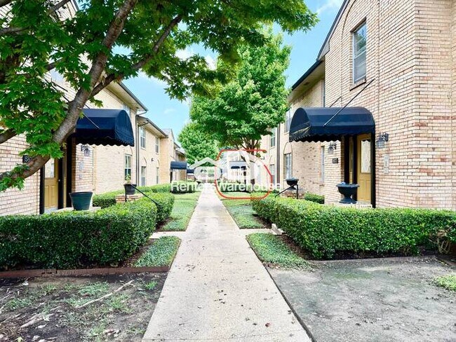 Building Photo - 2 Bed / 2 Bath Condo in Gated, Secluded Co...