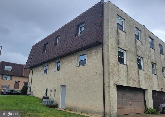Building Photo - 2418 David Dr