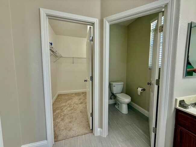 Building Photo - Beautiful home near Woodcreek high school