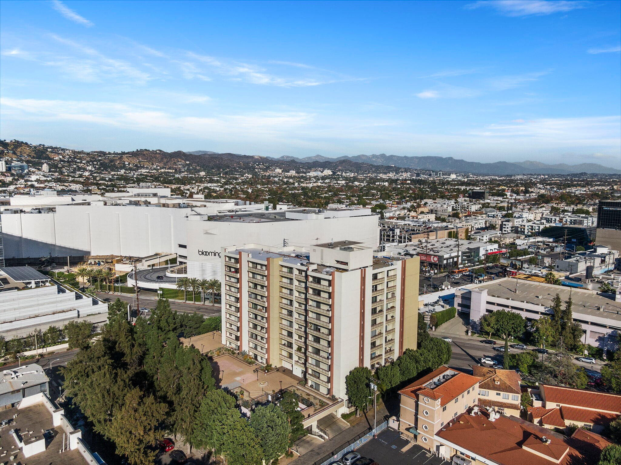 Building Photo - 321 S San Vicente Blvd