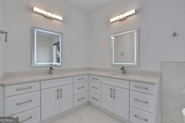 Building Photo - 2964 Old Peachtree Rd NE