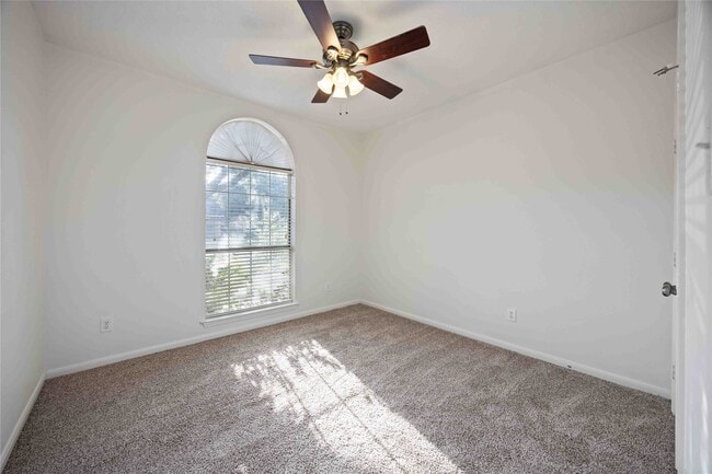 Building Photo - 8615 Saratoga Dr