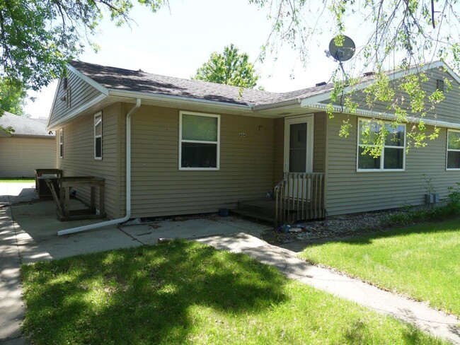 Building Photo - 602-604 5th St S