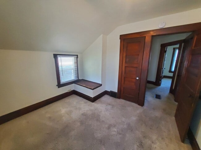 Building Photo - 140 Moir St