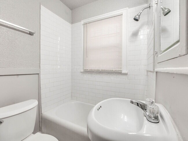 Building Photo - 1515 NE 13th St