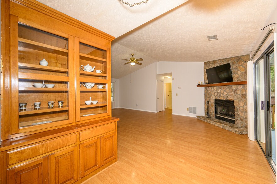 Building Photo - 2655 Merry Rd