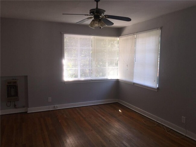 Building Photo - 957 Dauphin St