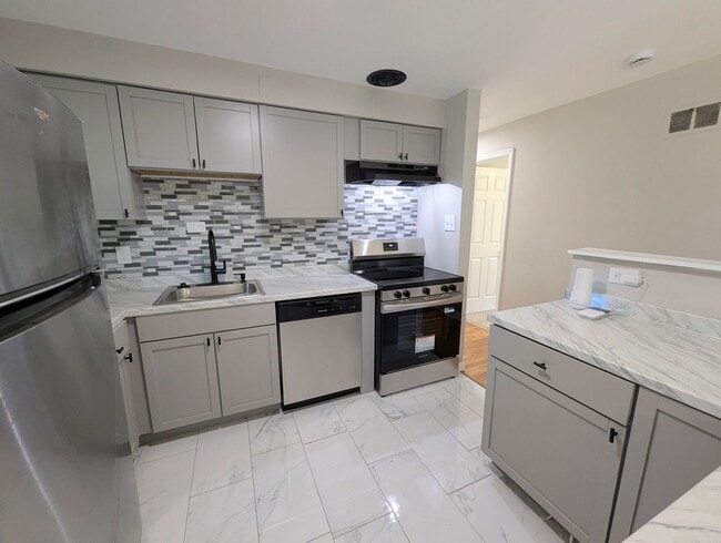 Building Photo - Updated Open-Concept with Sunroom & Finished Basement Space