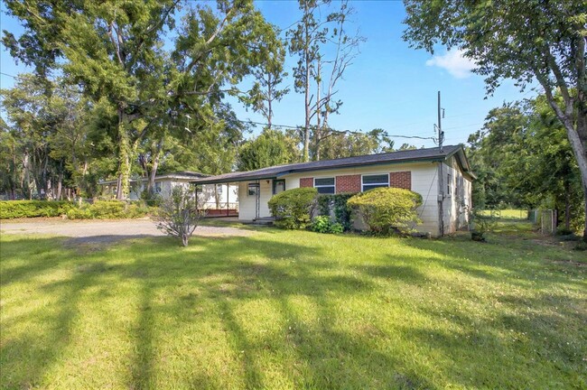 Building Photo - 4 bed 2 bath house, walk to stadium! Avail...