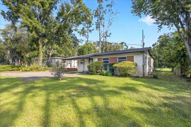 Building Photo - 4 bed 2 bath house, walk to stadium! Available August 2026